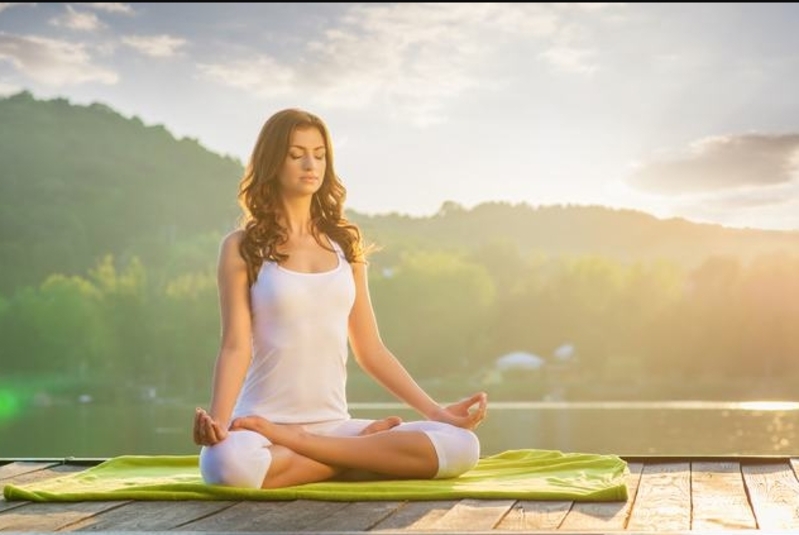 Yoga for beginner không chỉ rèn cơ thể mà còn giúp tâm trí thư giãn, tập trung và cân bằng hơn sau ngày dài. 