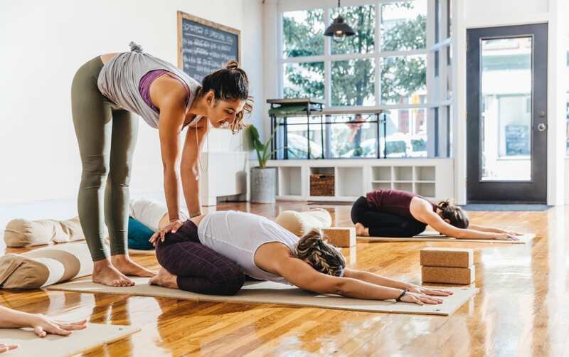 Ép dẻo quá mức là lỗi thường gặp khiến người mới dễ đau cơ, đau lưng hoặc chấn thương. 