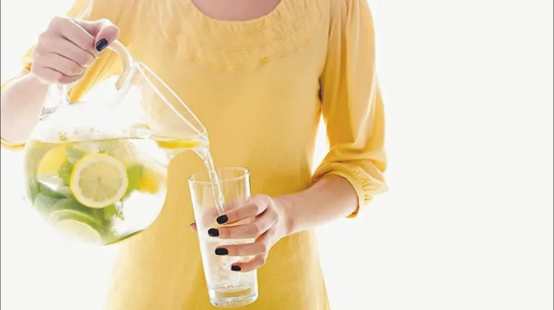 Axit tự nhiên trong chanh dễ gây bào mòn men răng nếu bạn uống nước chanh đậm đặc liên tục.
