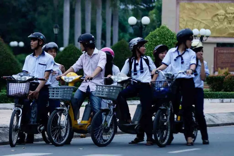 Xe đạp điện không giới hạn độ tuổi nhưng xe máy điện yêu cầu từ đủ 16 tuổi.
