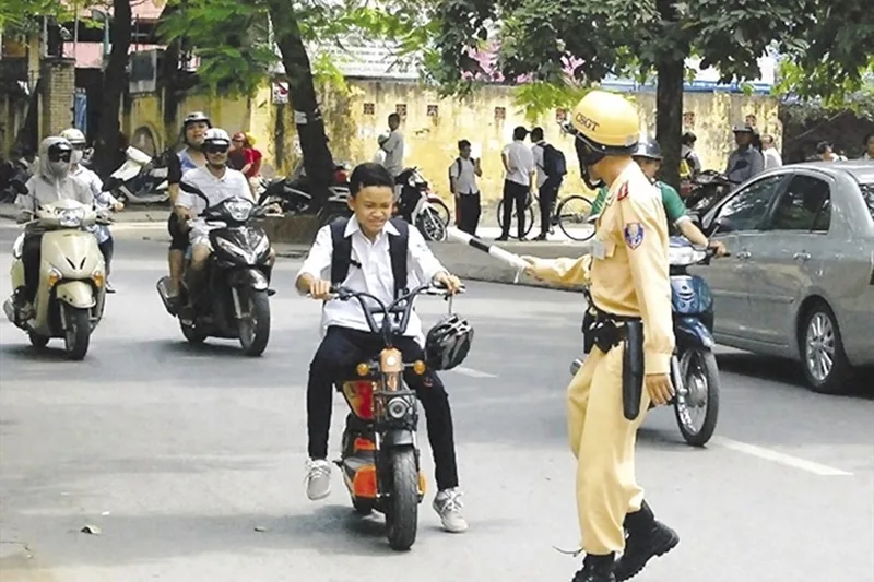 Lực lượng Cảnh sát giao thông tăng cường kiểm tra, xử lý học sinh đi sai lứa tuổi.