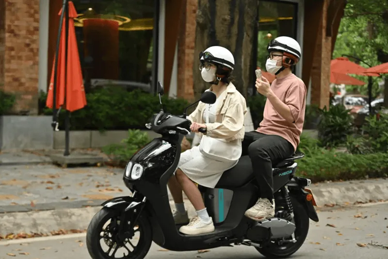 Học sinh bắt buộc phải đội mũ bảo hiểm đúng quy cách khi điều khiển xe đạp điện.