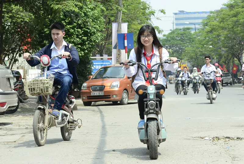 Học sinh cần nắm rõ quy định về độ tuổi đi xe đạp điện để tham gia giao thông an toàn.
