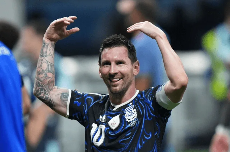 Thiên tài Lionel Messi bám đuổi sát sao với hơn 860 pha lập công trong sự nghiệp.