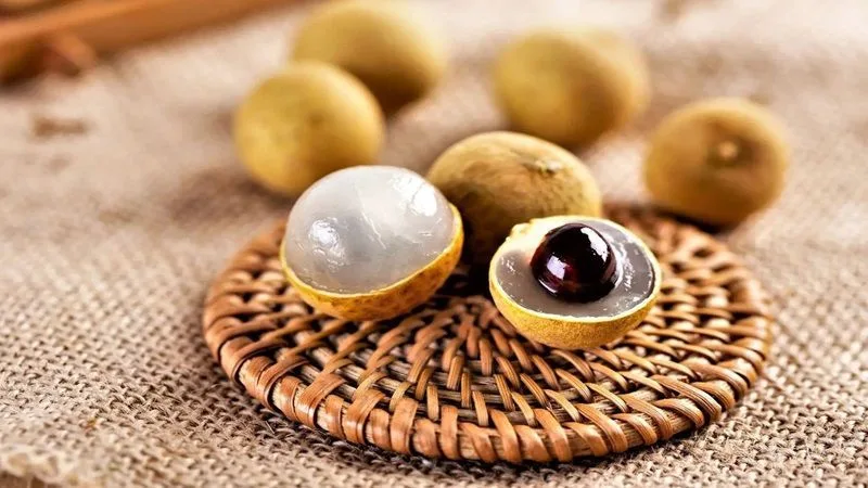 Ăn quá nhiều nhãn cùng lúc dễ gây nóng trong người, phát ban và nổi mụn nhọt.