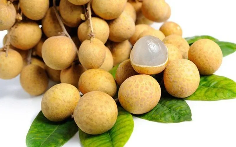 Uống nhiều nước lọc hoặc nước thanh nhiệt sau khi ăn nhãn giúp cơ thể trung hòa nhiệt lượng.