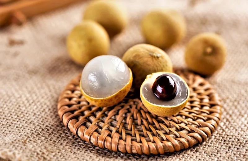 Phụ nữ mang thai cần hạn chế ăn nhãn để tránh gây co thắt tử cung và nóng trong thai kỳ.