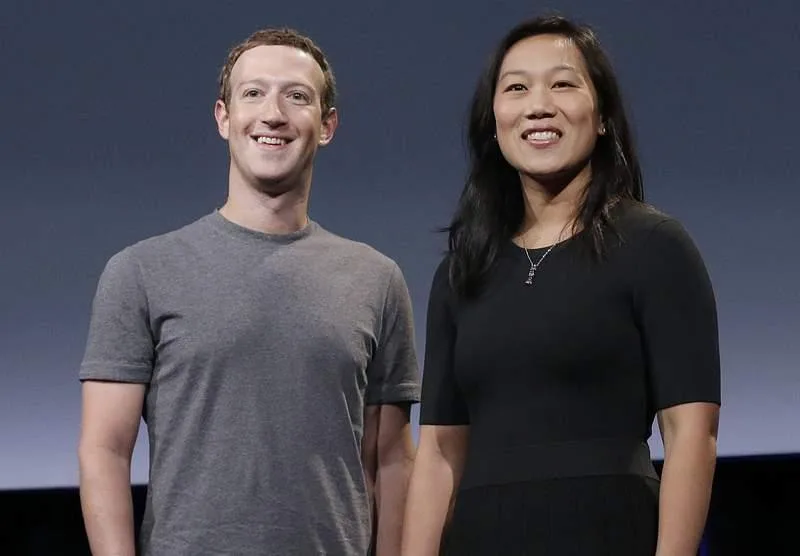 Mark Zuckerberg bên cạnh vợ Priscilla Chan – cặp đôi cam kết hiến tặng 99% tài sản cho các hoạt động cộng đồng.