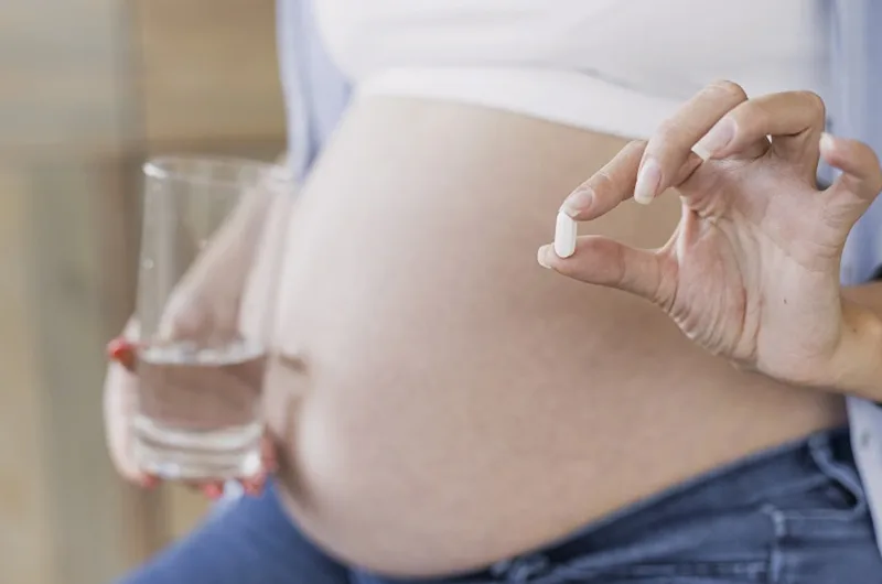 Bà bầu tuyệt đối không uống canxi vào buổi chiều muộn và buổi tối để tránh lắng đọng sỏi thận.