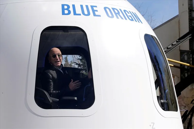 Jeff Bezos cùng tàu New Shepard của Blue Origin trong chuyến bay chinh phục không gian lịch sử.