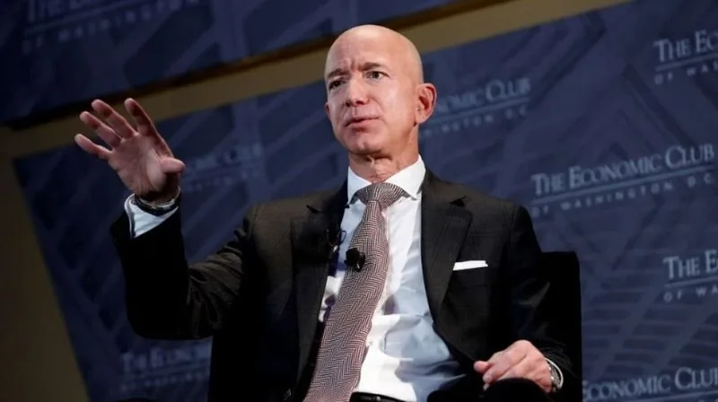Những năm gần đây, Jeff Bezos dành nhiều nguồn lực đầu tư cho các quỹ từ thiện và bảo vệ môi trường.