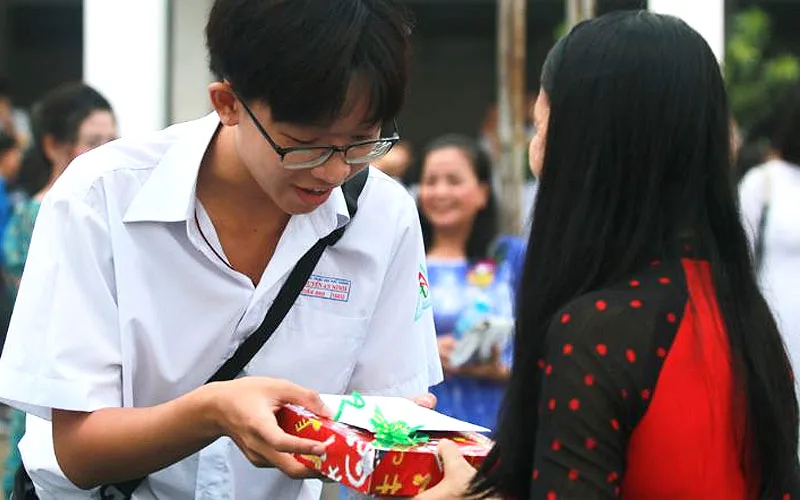 Trà thảo mộc và mật ong rừng giúp chăm sóc sức khỏe và thư giãn tinh thần cho cô.