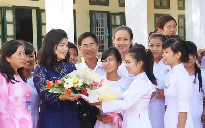 Sổ tay da và bút ký chạm khắc tên là món quà đồng hành cùng cô trên bục giảng.