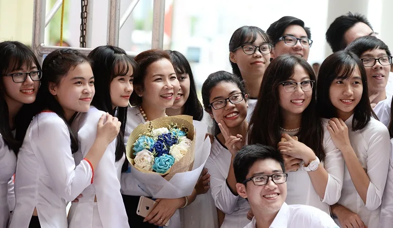 Vải áo dài và khăn lụa quàng cổ mang lại vẻ đẹp thanh lịch, trang nhã cho giáo viên.