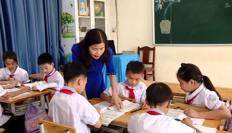 Một tấm thiệp viết tay chân thành giúp món quà tri ân thêm phần trọn vẹn.