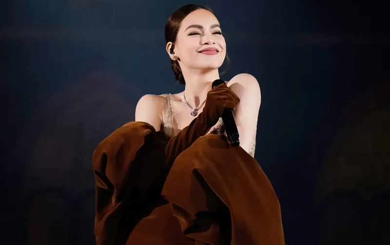 Ca sĩ Hồ Ngọc Hà khẳng định vị thế "Nữ hoàng giải trí" bằng giọng hát trầm khàn và vũ đạo bốc lửa.