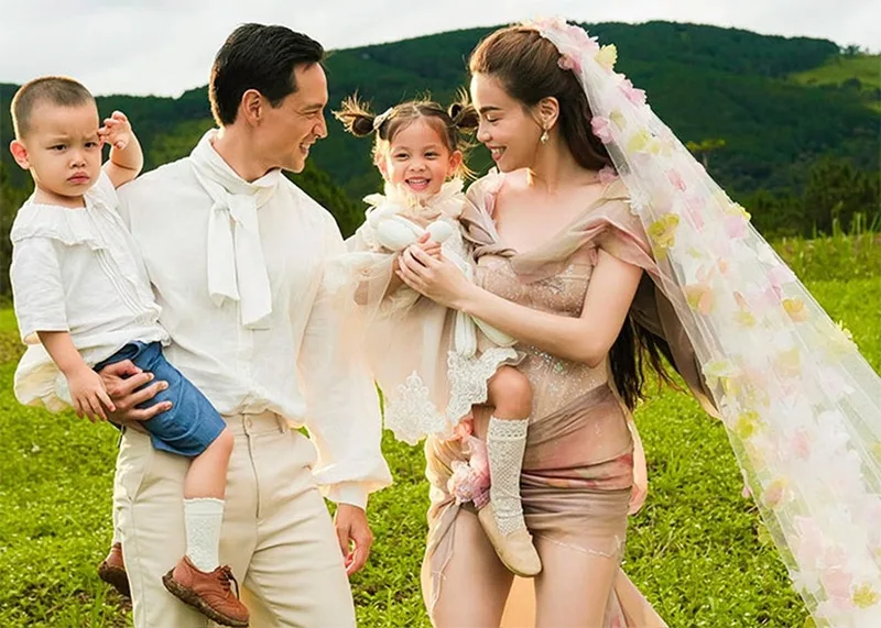 Tổ ấm hạnh phúc viên mãn của Hồ Ngọc Hà bên ông xã Kim Lý cùng các con.