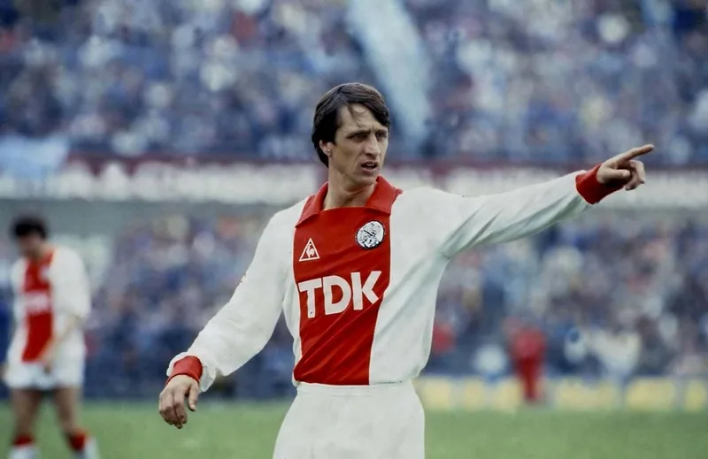Johan Cruyff – người đặt nền móng đầu tiên cho triết lý bóng đá tổng lực tại La Masia.