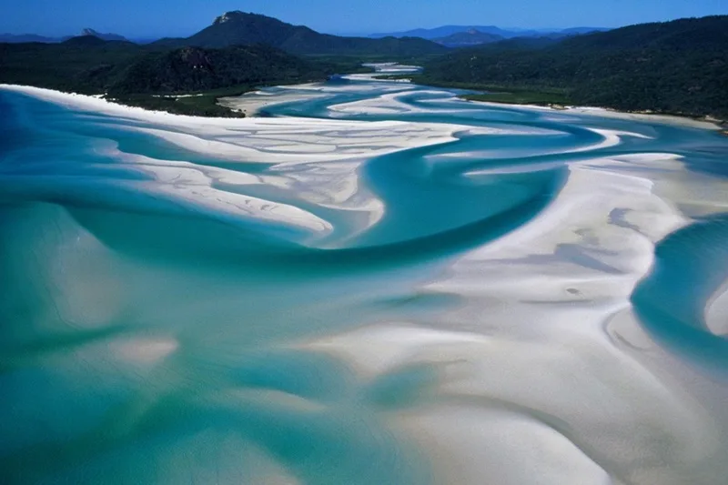 Dải cát trắng silica tinh khiết tại bãi biển Whitehaven, Australia.