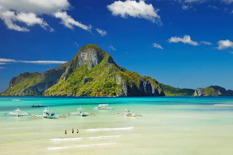 Những vách đá vôi sừng sững và đầm phá ngầm kỳ bí tại Palawan.