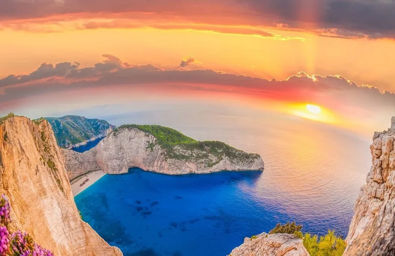 Toàn cảnh Vịnh tàu đắm Navagio rực rỡ sắc xanh tại Hy Lạp.
