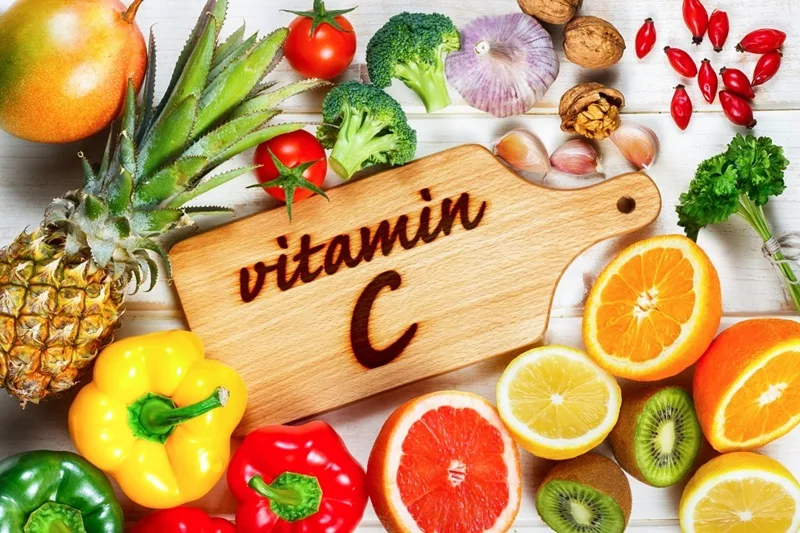 Bổ sung rau củ giàu Vitamin C, thực phẩm giàu Kẽm và dưỡng ẩm thường xuyên giúp làn da phục hồi nhanh chóng.