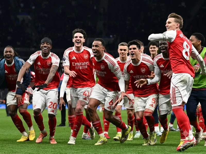 Câu lạc bộ bóng đá Arsenal là biểu tượng lâu đời của Bắc London, nổi bật với màu áo đỏ trắng và biệt danh Pháo thủ.
