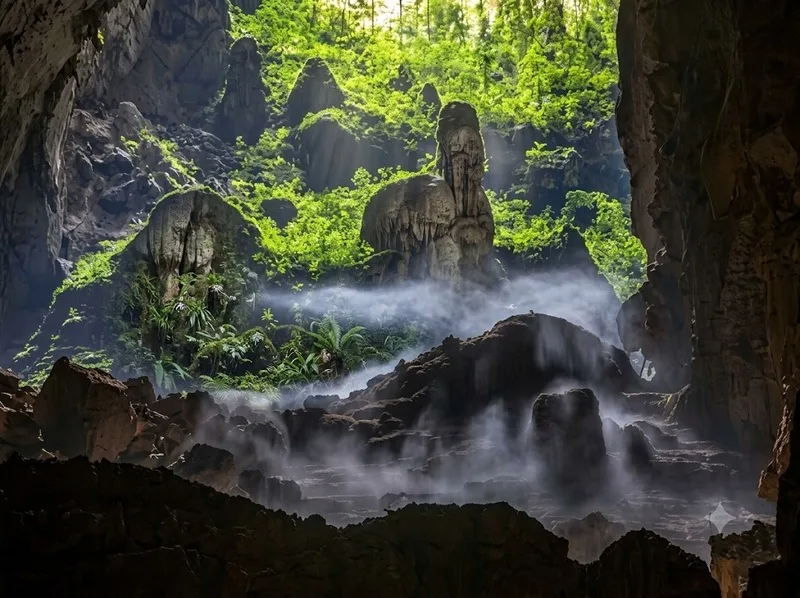 Sơn Đoòng hình thành trong hệ karst lâu đời, nơi nước và đá vôi tạo nên những đường hầm ngầm có quy mô hiếm gặp.